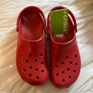 Crocs NWT 10M/12W color “pepper” (a deeper red.